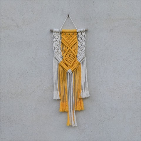 Macramé dekorace v hořčicovo režné styl dekorace bavlna bílá přírodní peří peříčka macramé větev boho skandinávský 