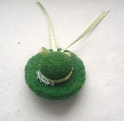 Klobouček - tmavě zelený brož korálky zelená vlna plstění klobouček stužka plsť 