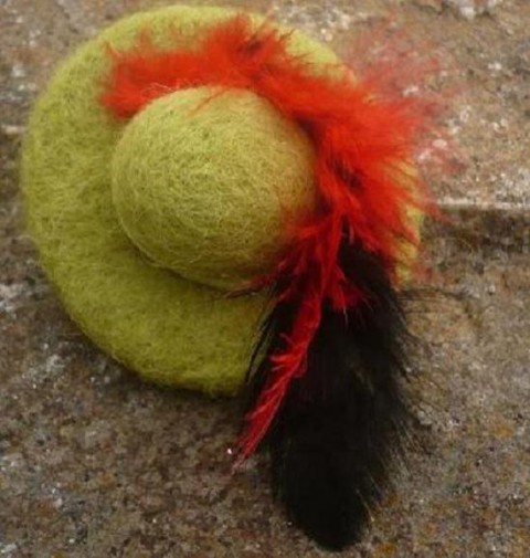 Klobouček - zelený hrášek brož vlna klobouček merino stužka plst červená zelená zelenkavá peří pe 