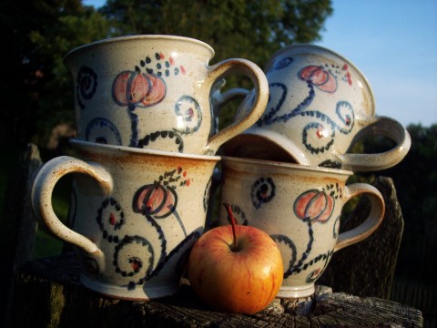 hrnek - TAJEMNÝ PODZIMEK ... voda dárek radost kuchyně práce kamenina hrnek čaj káva zahrada ozdoba stůl mléko snídaně plot pití užitek hornet večeře osobitost přítel tajemný podzimek 