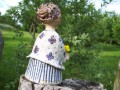 soška - Holka v květinových šatech