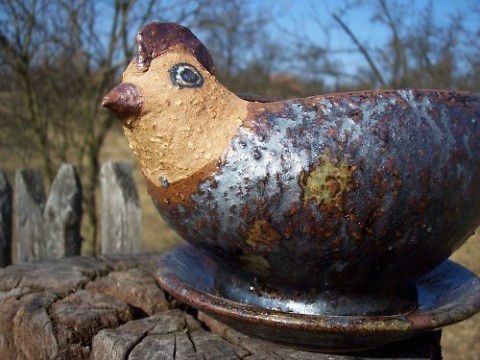 květináč - SLEPIČKA NATURÁLKA dárek kamenina příroda květináč kytky rostliny velikonoce zahrada květník obilí chalupa vajíčko tradice železo byliny slepička parapet hornet pažitka sršeň naturálka 