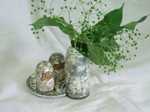 Dochucovačka Měsíc s vázičkou kytička keramická sůl vázička dochucovačka pepř na stůl párátník párátka 