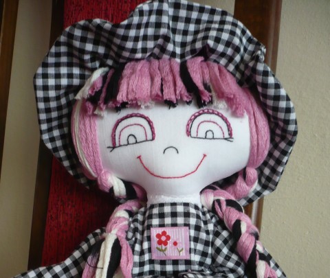 Hadrová panenka Josefína kostičky panenka růžová klobouk hračka šaty šitá veselá holka černobílá panna hadrová vycpaná 