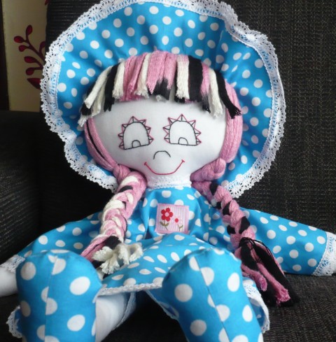 Hadrová panenka Vanesa panenka růžová klobouk hračka šaty tyrkysová puntíky šitá veselá holka panna copy hadrová vycpaná 