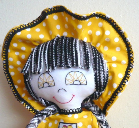 Hadrová panenka Agáta panenka klobouk hračka černá žlutá šaty puntíky šitá veselá holka panna hadrová vycpaná 