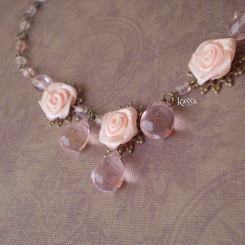 Náhrdelník Lososové růžičky růže lososová vintage růžičky kapky broskvová starobylý romantický náhrdelník 