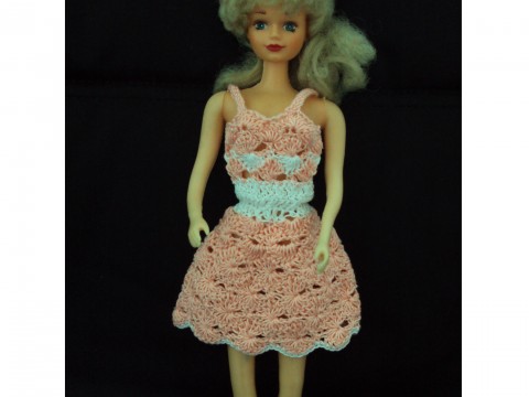 Lososovo-bílé šaty s pelerínou panenka šaty háčkované krátké společenské barbie 