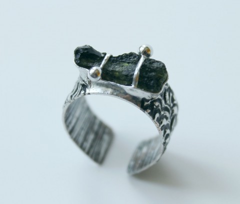 Vltavian .. ( vltavín ) polodrahokam zelená cín zelený lesní minerál les vltavín olivová cínovaný olivový cínované šperky cínovaný šperk meteorit cínovaný prsten htj vltavínový s vltavínem vltavínový prsten prsten s vltavínem 