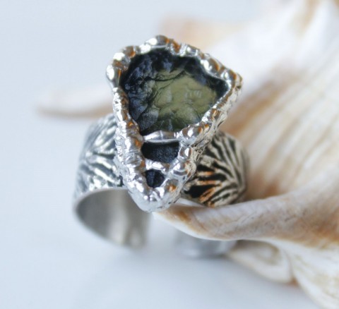 prsten CHARLIE .. ( vltavín ) cín zelený vltavín cínované šperky cínovaný šperk meteorit vltavínový vltavínový prsten prsten s vltavínem zeená 