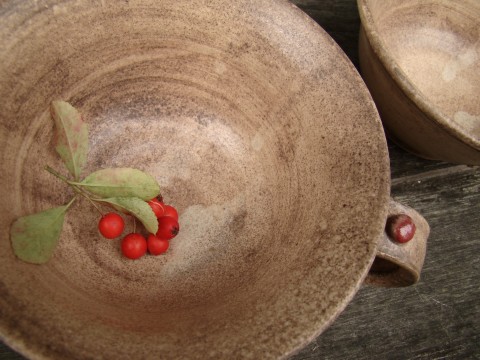 S brusinkami ... čaják s podšálkem domov dárek kuchyně kamenina hrnek čaj sada béžová glazura chalupa kafe originál handmade set podšálek písková šálek kapučíno brusinky grog čaják 