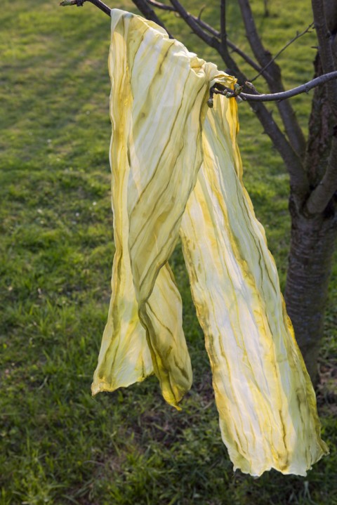 Šála žlutá - khaki žlutá šála hedvábí khaki malovaná šátek ruční práce 