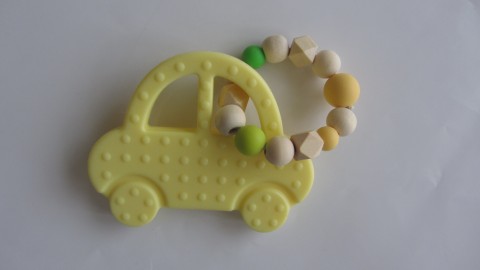 Kousátko - Jedeme na výlet dřevo korálky barevné auto autíčko hračka žlutá dítě mimino miminka hračky auta kočárek chrastítko příze natural děťátko dřevěné korálky pro děti silikon kousátko zoubky mimča děcka zoubek chrastítka kousátka potravinářský silikon 