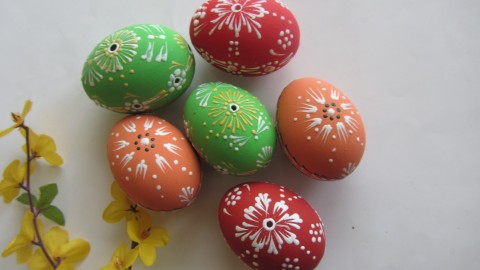 Barevné kraslice děti oranžová malba fialová malování jarní svátek vosk jaro velikonoce vejce kraslice skořápka pro děti svátky výfuky skořápky 