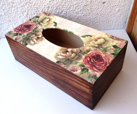 Na kapesníky růže a hnědá patina box krabička kapesníky krabice květiny zátiší růže decoupage kytky patina ubrousek grunterka kapesník ubrousky 