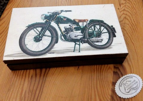 motorka veterán zelená box krabička krabice zátiší decoupage grunterka písmo boxík motorka veterán 