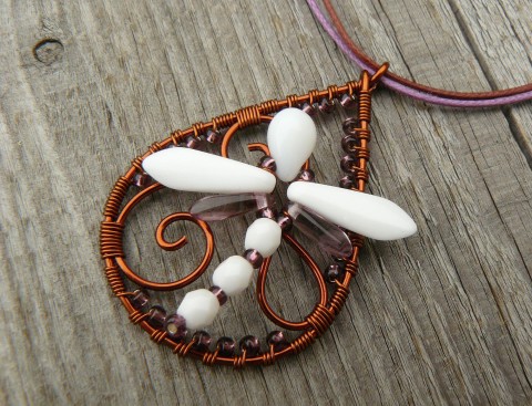 Když vážka odpočívá drát fialová bílá kapka vážka drátování wirewrapping měděný lakovaný fialovobílá 
