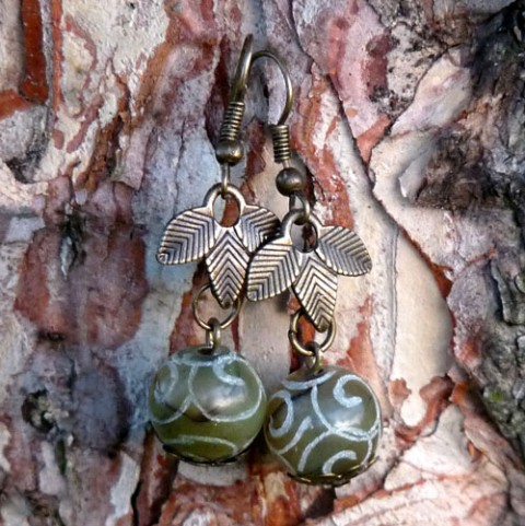 Náušnice z vyřezávaného jadeitu náušnice podzim vintage zahrada visací starobylé minerály efektní bronz bobule z bronzu vyřezávaný jadeit kuličky originální 