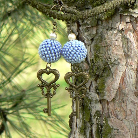 Klíče od zámecké zahrady (náušnice) originální náušnice vintage visací klíček perličky efektní bronz zdobené obšívané kuličky z bronzu starobylé klíče od brány 