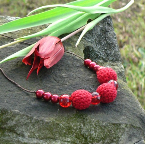 Červený náhrdelník - háčkovaný náhrdelník letní socha háčkovaný zahrada léto červený perličky vášeň krátký tulipány energie zámek park obháčkované kuličky 