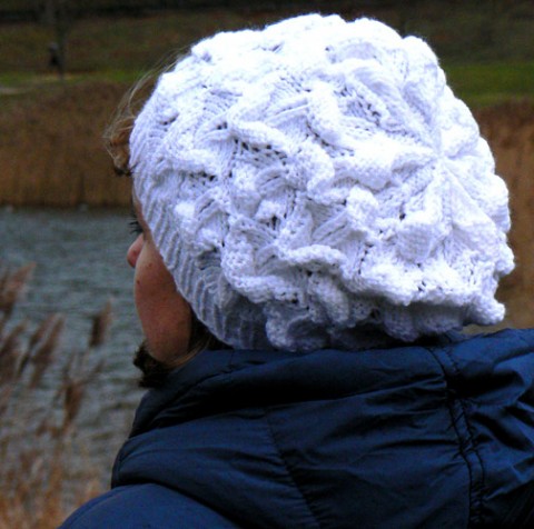 Čepice - sněhobílé krajkoví originální dárek sníh zima čepice jarní výrazná zimní pletená podzimní vzor vzorovaná efektní námraza čapka krajková vločky sněhobílá nepřehlédnutelná 