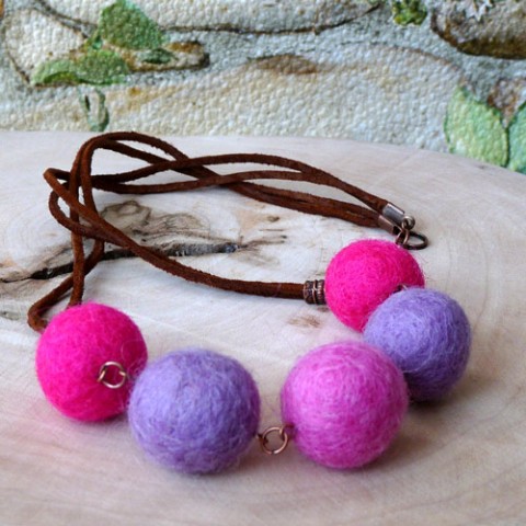 Náhrdelník - Lesní směs -ovčí rouno náhrdelník originální ovoce cool pink výrazný lehký jemný merino romantický bobule plsť plstěný ovčí rouno sklizeň lesní směs 
