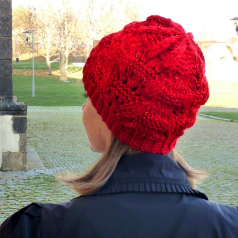 Pletená čepice - červená se třpytem červená čepice jarní dívčí pletení dámská třpyt třpytivá pletená podzimní originál vzor čapka měkká handmade hřejivá karkulka atraktivní 