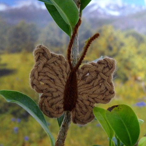 Háčkovaný motýlek - hnědý hnědý dekorace motýl jarní bavlna háčkovaný háčkování hnědá jaro motýlek ozdoba aplikace bavlněný svěžest k zdobení 