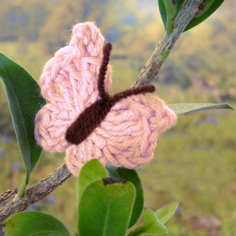 Háčkovaný motýlek - růžový dekorace růžová motýl jarní bavlna háčkovaný háčkování jaro motýlek ozdoba aplikace růžový bavlněný svěžest k zdobení 