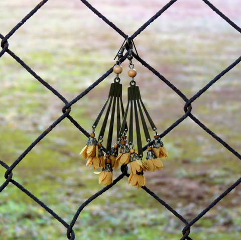 Dlouhé náušnice -  žlutá kvítka náušnice žlutá medová romantické dlouhé bronzová kvítek kvítka bronz handmade stylové květinové hořčicová kvítečkové bohémské atraktivní 
