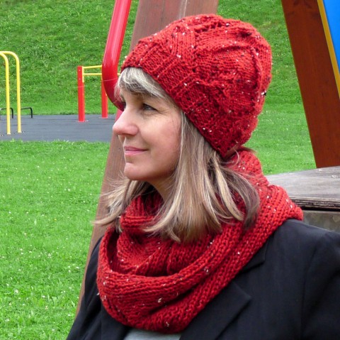 Čepice z tvídu - červená červená čepice elegantní pletení pletená originál tvíd efektní copánky handmade nopky tweed copánková atraktivní tvídová tweedová 