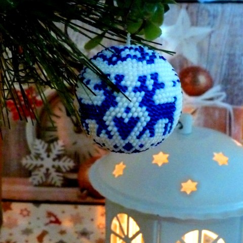 Vánoční ozdoba - modří sobi originální korálky modrá vánoce bílá ozdoba šitá veselá handmade sob sobi sobíci vánoční dekorace baňka přízdoba neokoukaná věčná 