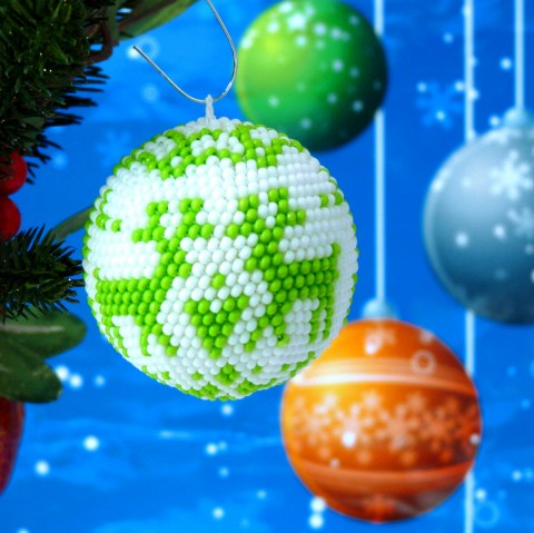 Vánoční ozdoba -  zelení sobi originální korálky zelená vánoce háčkovaná bílá ozdoba veselá handmade sob sobi sobík sobíci vánoční dekorace baňka přízdoba neokoukaná věčná 