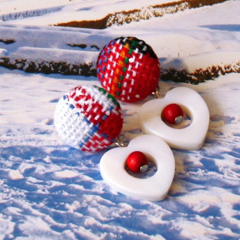 Náušnice - zimní romance červená srdce dárek náušnice srdíčko bílá láska srdíčka pecky perleť originál minerály puzety textilní buttonek handmade buttonky napichovací 