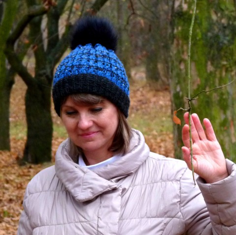 Modročerný kulíšek kulich zima modrá čepice pletený pletení černá sportovní zimní originál čapka kulíšek copánky handmade kožešinová bambule modročerný 