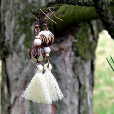 Náušnice - asymetric s bodhi originální náušnice bílá přírodní hnědá visací originál vyřezávané handmade indiánské léto asymetrické střapce šaman vikingové šamanka bodhi asymetric 