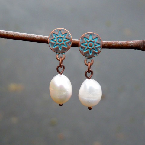 Náušnice z říčních perel a mědi náušnice přírodní bílé perly říční perla originál puzetky puzeta měděné handmade exkluzivní sladkovodní napichovací rebelka 