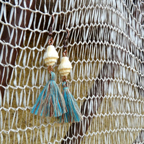 Náušnice - zachyceno v síti náušnice mušle modré ulity patina dlouhé originál střapečky střapaté delší střapec handmade mušličky střapce dary moře 