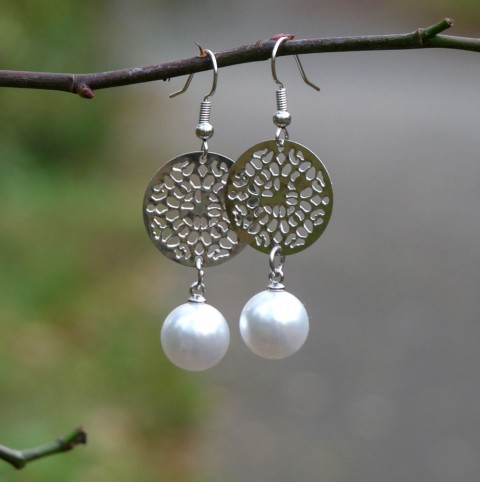Náušnice - perla s krajkou náušnice elegantní bílá kolečko bílé krajka stříbrná společenské plesové voskové handmade nadčasové atraktivní neokoukané perla perly 