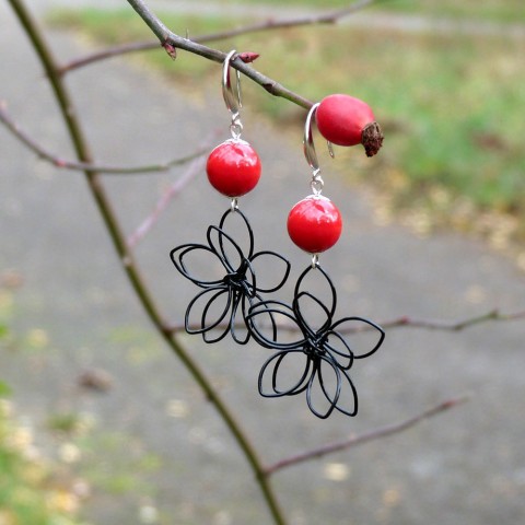 Náušnice - noční květy originální červené náušnice noční keramika květy květ černé romantické extravagantní vzdušné originál šípek 3d zajímavé handmade plastické jedinečné atraktivní vášnivé 
