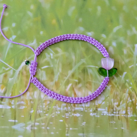 Náramek s tulipánem - fialový náramek jarní fialový něžný tulipán jemný tulipány romantický květinový handmade drhání macramé ruční práce shamballa drhaný univerzální velikost uzlíkový posuvný 