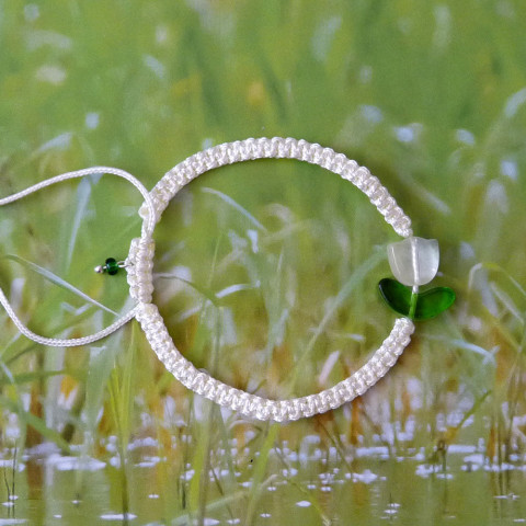 Náramek s tulipánem - smetanový náramek jarní něžný tulipán jemný tulipány romantický smetanový květinový handmade drhání macramé ruční práce shamballa drhaný univerzální velikost uzlíkový posuvný 