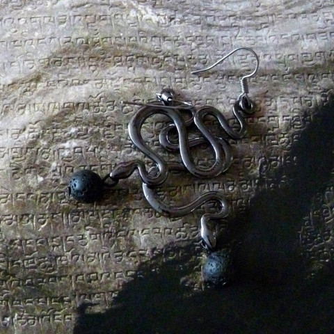 Náušnice - klubko hadů (láva) náušnice černé čarodějnice had originál minerály láva tajemné handmade halloween gotik gotic hadi mamba magic witch 
