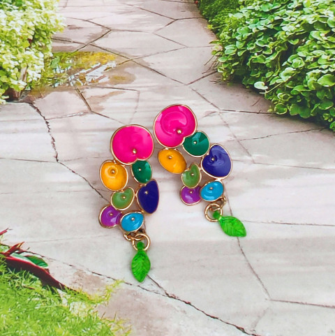 Náušnice - náruč barevného kvítí náušnice barevné elegantní květiny zahrada léto extravagantní originál lístečky puzetky handmade stylové květinové nepřehlédnutelné vícebarevné atraktivní kalíšky 