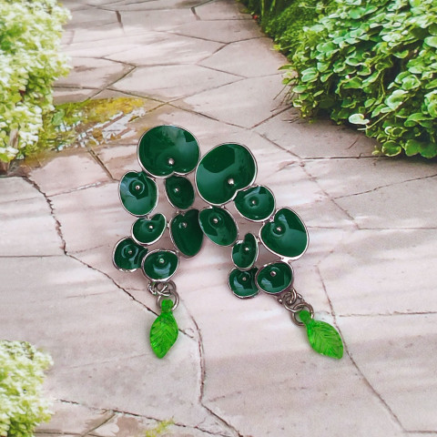 Náušnice - náruč zeleného kvítí náušnice elegantní květiny zelené zahrada léto extravagantní originál lístečky puzetky handmade stylové květinové kapradí nepřehlédnutelné jehličí atraktivní traviny kalíšky 