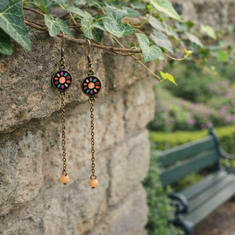 Náušnice s dlouhými řetízky náušnice dívčí přírodní dlouhé mozaika mandala handmade řetízkové dřevěné korálky atraktivní mandaly neposedné rozpustilé mozaikové mandalové dlouhatánské 