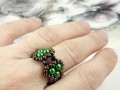 Prsten se zelenými perličkami