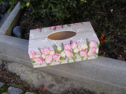 Krabice na kapesníky - Tulipány růž hnědý na dekorace box krabička kapesníky krabice káva hnědá decoupage francie patina kafíčko ubrousek kafe patinovaná kapesníkovník coffe cappuccino hnědém croassant 