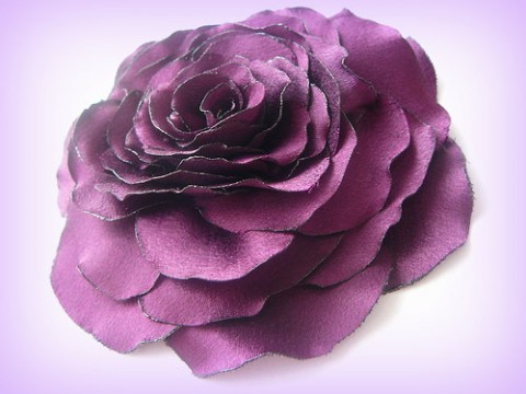 Růže fialovovínová. brož šperk svátek růže lila satén fialková zařivá 