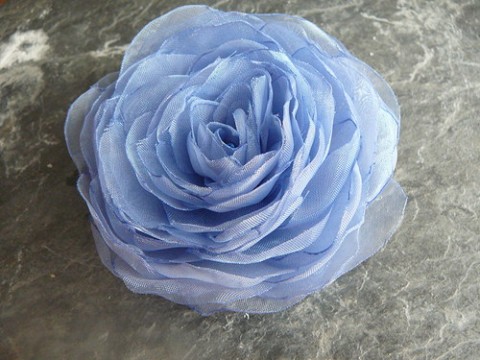 Modrá organzová růže. brož spona modrá moderní elegantní růže organza pruhledná 